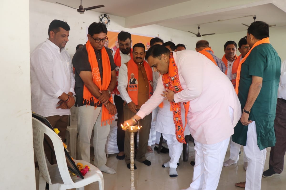 તા.૦૧/૦૫/૨૦૨૪ ના રોજ ૨૩- બારડોલી લોકસભા ચુંટણી અંતર્ગત ૧૫૭ - માંડવી વિધાનસભા ભારતીય જનતા પાર્ટીની એક અગત્યની બેઠક માંડવી ગામે યોજવામાં આવી.